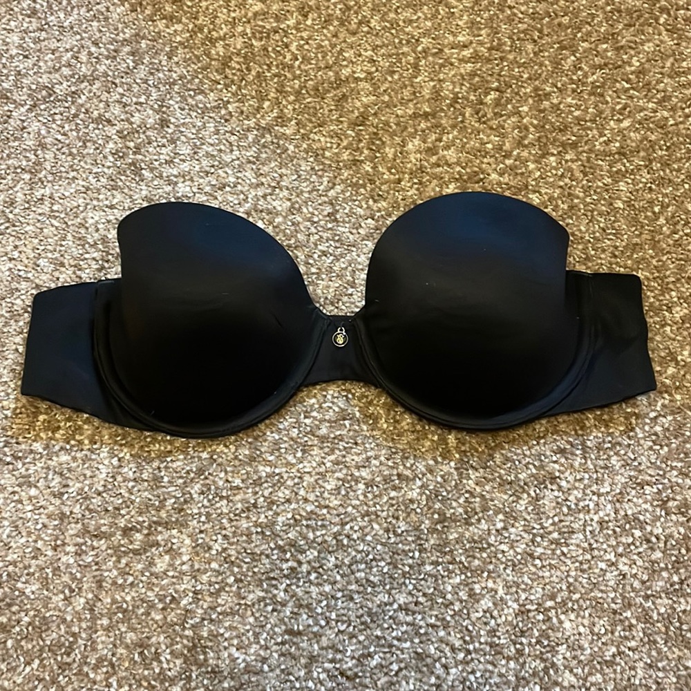 Black strapless VS bra